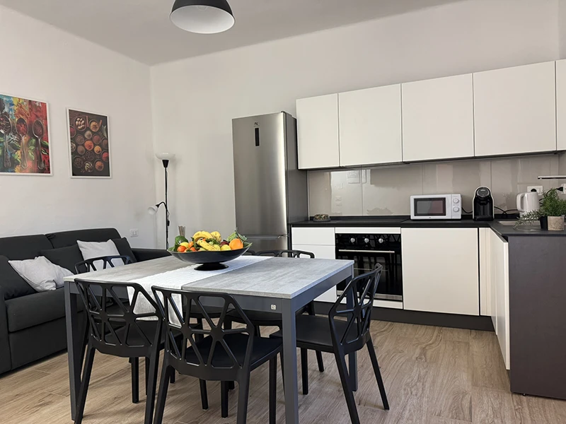 Cuisine et salle à manger lumineuses et accueillantes, idéales pour les repas et les rassemblements.