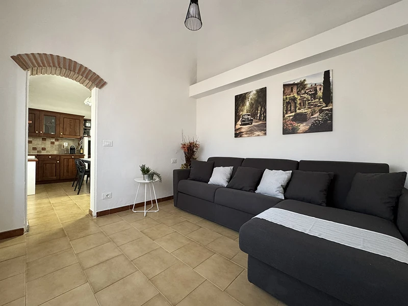 Gemütliches Wohnzimmer mit einer bequemen Couch und einem stilvollen Tisch, ideal zum Entspannen und für Zusammenkünfte.